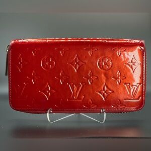 Louis Vuitton Vernis Red Zip Wallet 2007 …. Magic!